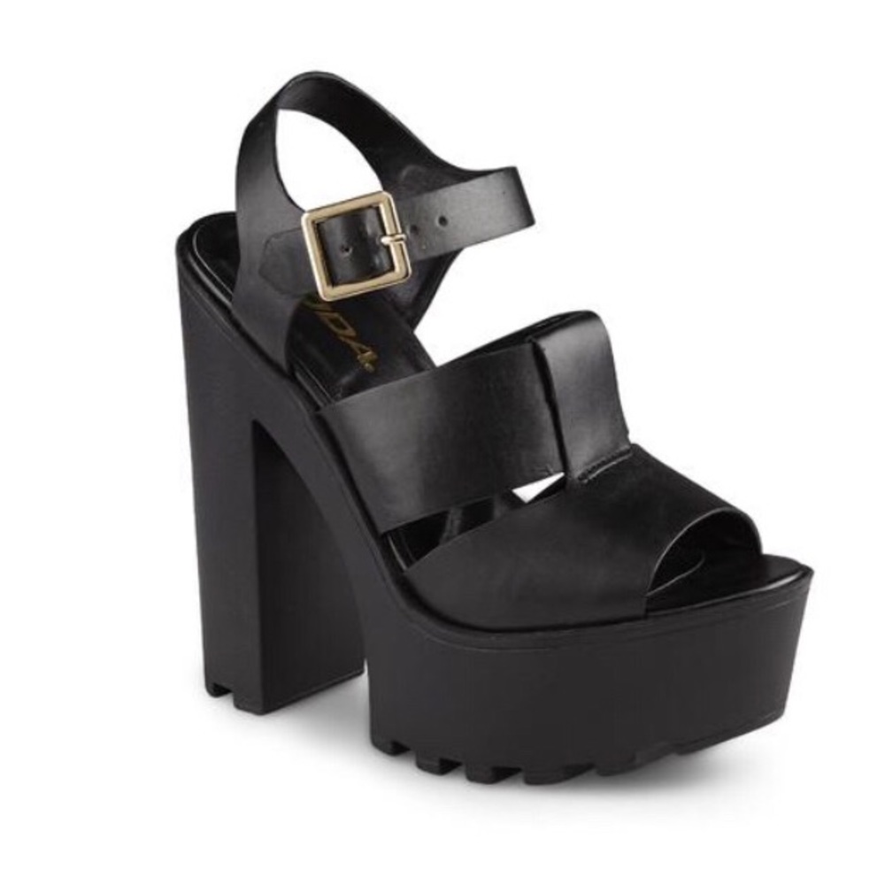 Soda Chunky Heel size 6